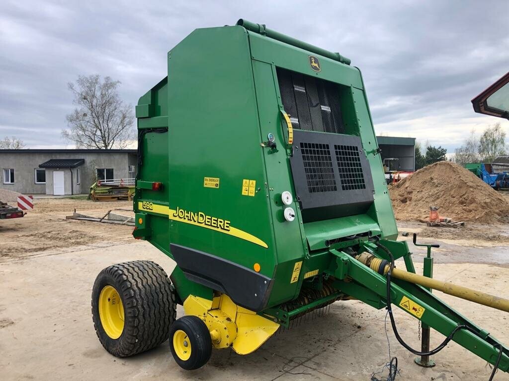 Пресс джон дир отзывы. Пресс подборщик джон дир 550. Рулон john deere 550. Натяжитель цепи джон дир 590 фото. John deere 550.
