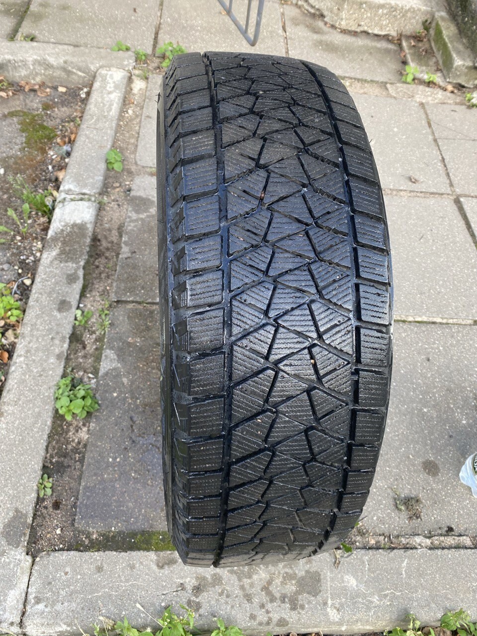 Купить шины легковые шины Bridgestone BLIZZAK 225/65 R17 зимние, с ...