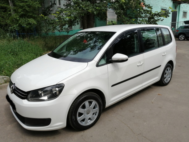 Volkswagen Touran II, 5 мест, 2010 г.