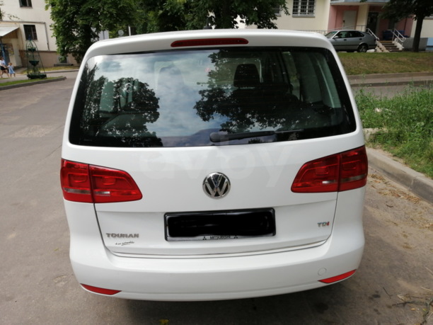 Volkswagen Touran II, 5 мест, 2010 г.