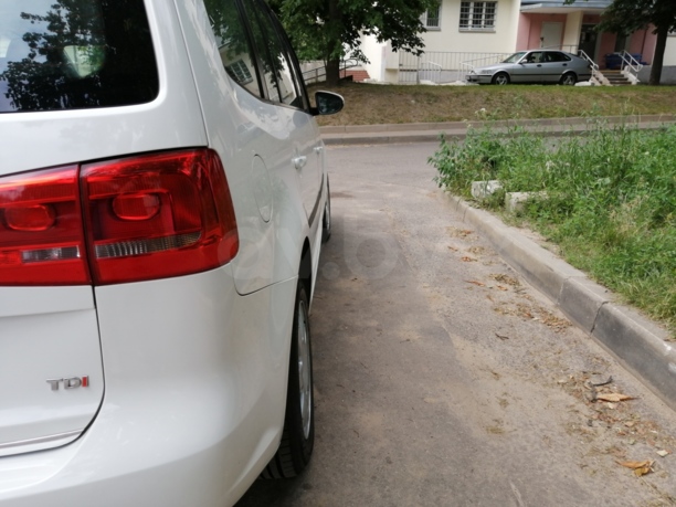Volkswagen Touran II, 5 мест, 2010 г.