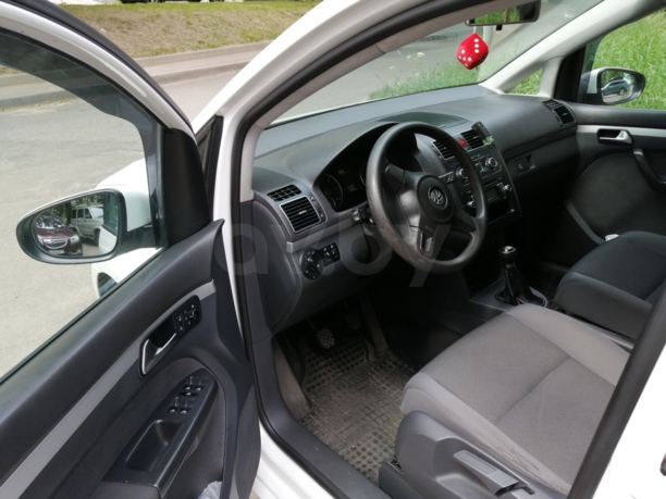 Volkswagen Touran II, 5 мест, 2010 г.