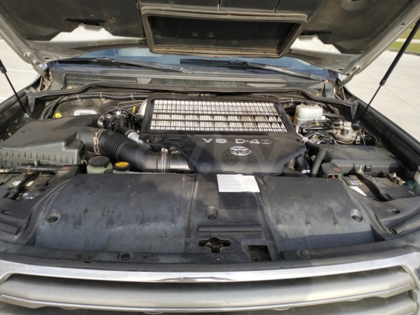 Toyota Land Cruiser J200, 7 мест, 2008 г.