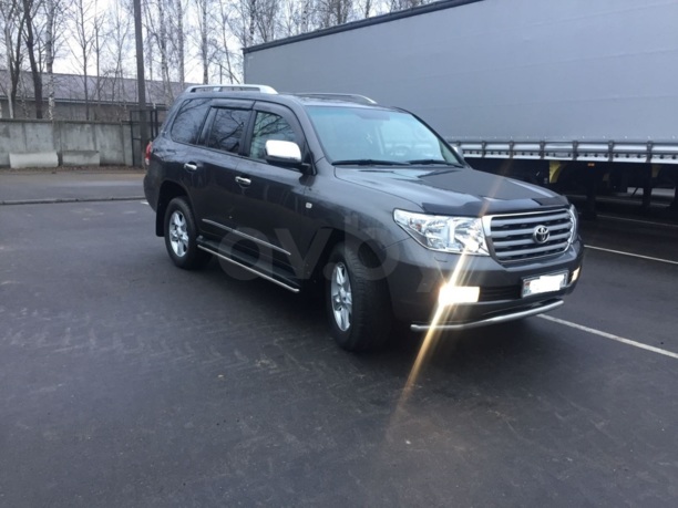 Toyota Land Cruiser J200, 7 мест, 2011 г.