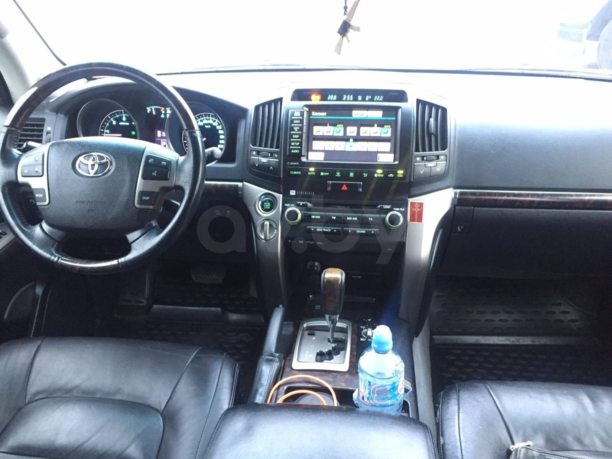 Toyota Land Cruiser J200, 7 мест, 2011 г.