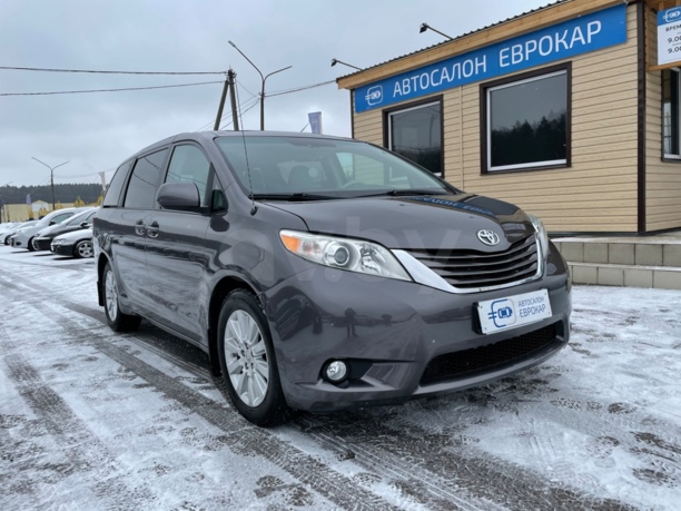 Toyota Sienna III (XL30), 7 мест, 2011 г.