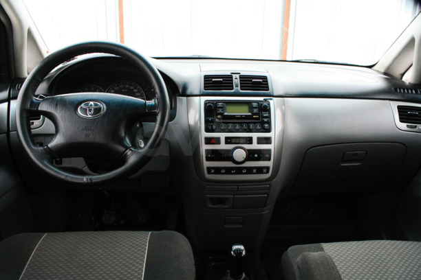 Toyota Avensis Verso I, 5 мест, 2002 г.