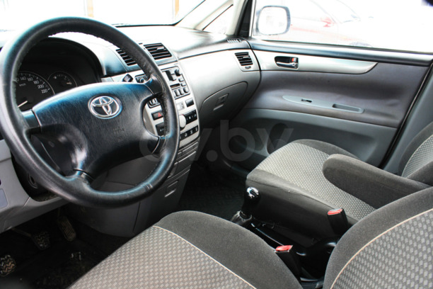 Toyota Avensis Verso I, 5 мест, 2002 г.