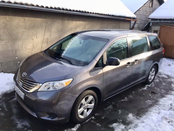 Toyota Sienna III (XL30), 7 мест, 2010 г.