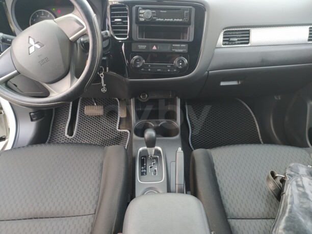 Mitsubishi Outlander III · 2-й рестайлинг, 5 мест, 2015 г.