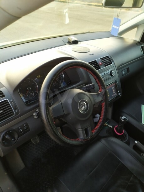 Volkswagen Touran II, 5 мест, 2011 г.