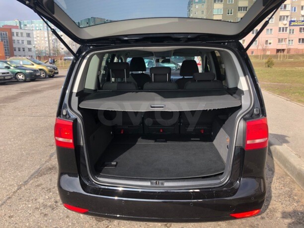 Volkswagen Touran II, 5 мест, 2010 г.