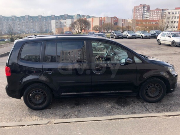 Volkswagen Touran II, 5 мест, 2010 г.