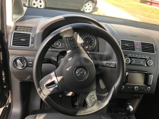 Volkswagen Touran II, 5 мест, 2010 г.
