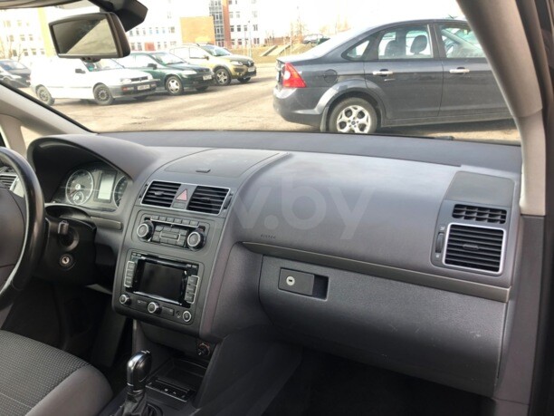Volkswagen Touran II, 5 мест, 2010 г.