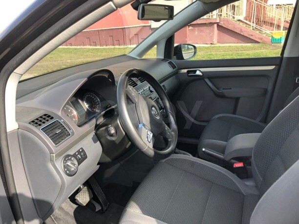 Volkswagen Touran II, 5 мест, 2010 г.