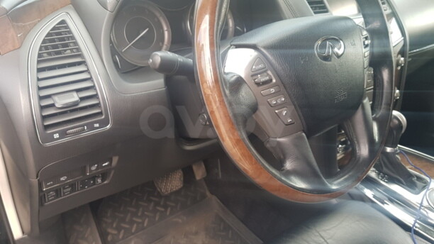 Infiniti QX56 II, 7 мест, 2010 г.