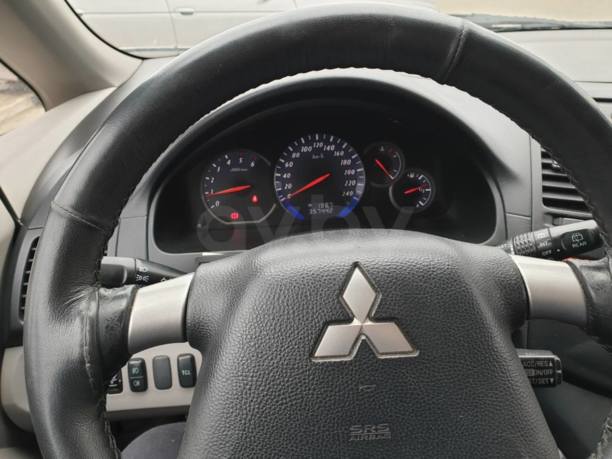 Mitsubishi Grandis, 7 мест, 2006 г.