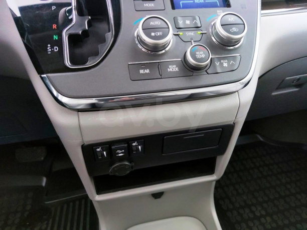 Toyota Sienna III (XL30), 7 мест, 2018 г.