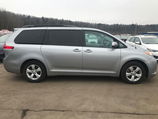 Toyota Sienna III (XL30), 7 мест, 2013 г.