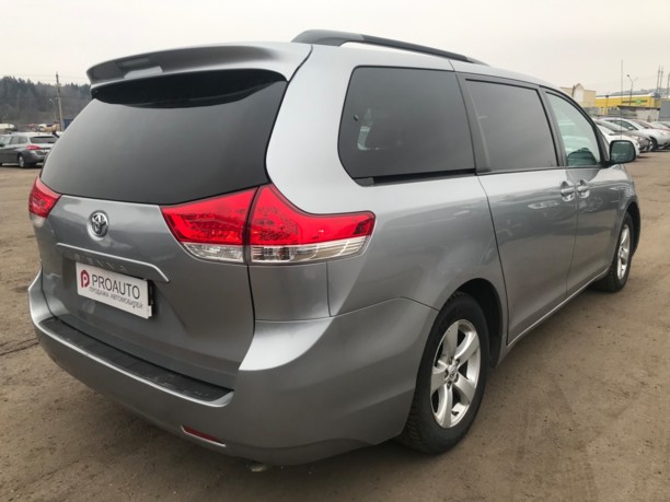 Toyota Sienna III (XL30), 7 мест, 2013 г.