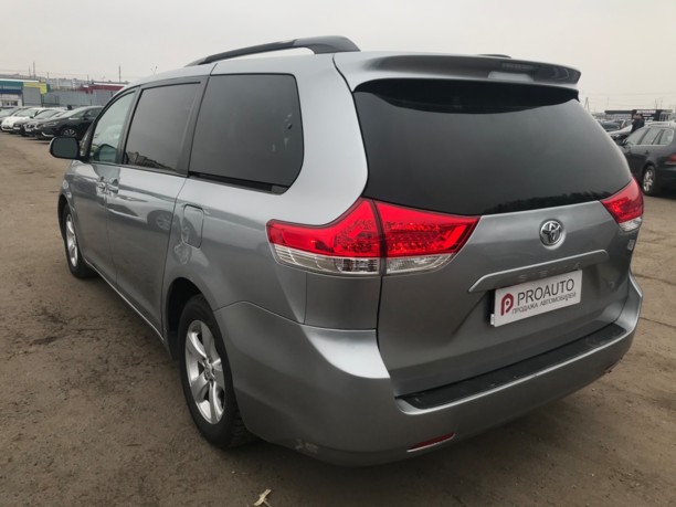 Toyota Sienna III (XL30), 7 мест, 2013 г.