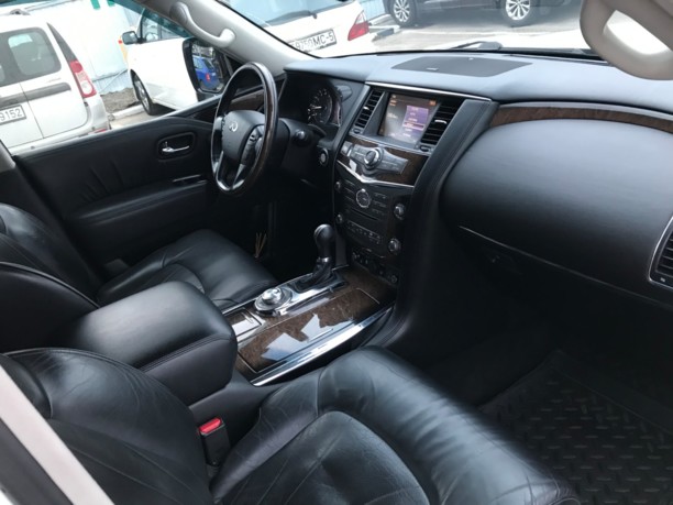 Infiniti QX56 II, 7 мест, 2010 г.
