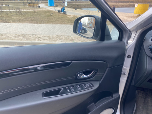 Renault Grand Scenic III · 2-й рестайлинг, 5 мест, 2015 г.