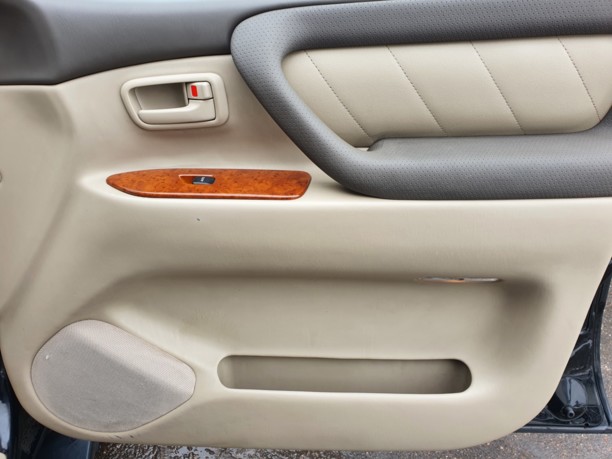 Toyota Land Cruiser J100 · 2-й рестайлинг, 7 мест, 2006 г.