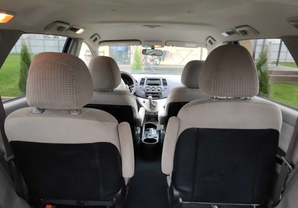Mitsubishi Grandis, 7 мест, 2004 г.