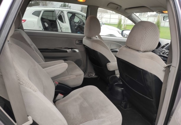 Mitsubishi Grandis, 7 мест, 2004 г.