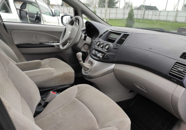 Mitsubishi Grandis, 7 мест, 2004 г.
