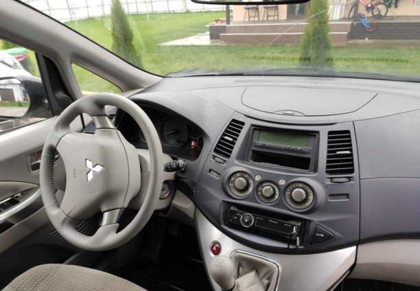 Mitsubishi Grandis, 7 мест, 2004 г.