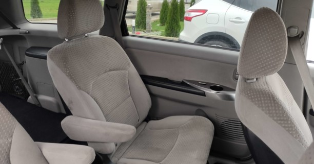 Mitsubishi Grandis, 7 мест, 2004 г.