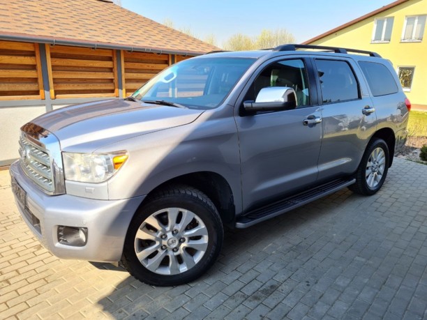 Toyota Sequoia II, 7 мест, 2010 г.