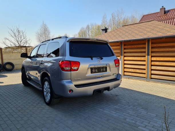 Toyota Sequoia II, 7 мест, 2010 г.