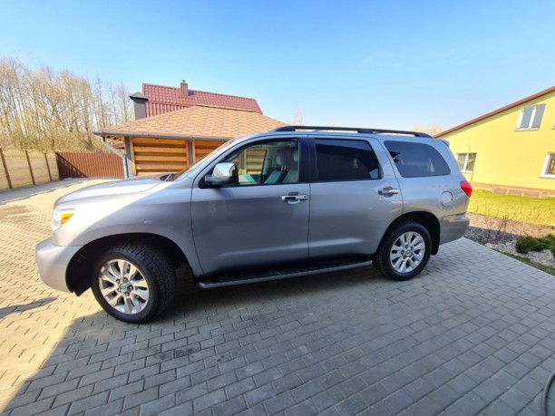 Toyota Sequoia II, 7 мест, 2010 г.