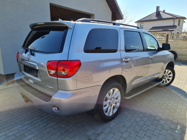 Toyota Sequoia II, 7 мест, 2010 г.