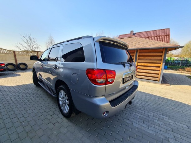 Toyota Sequoia II, 7 мест, 2010 г.