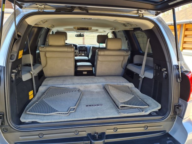 Toyota Sequoia II, 7 мест, 2010 г.