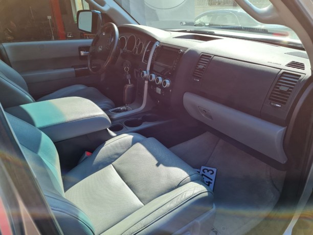 Toyota Sequoia II, 7 мест, 2010 г.