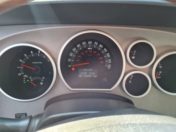 Toyota Sequoia II, 7 мест, 2010 г.