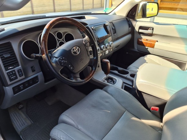 Toyota Sequoia II, 7 мест, 2010 г.