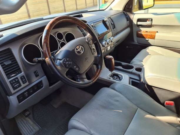 Toyota Sequoia II, 7 мест, 2010 г.