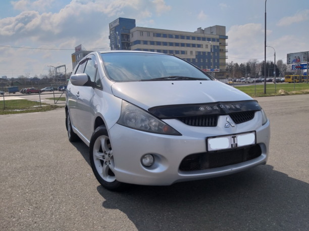 Mitsubishi Grandis, 7 мест, 2006 г.