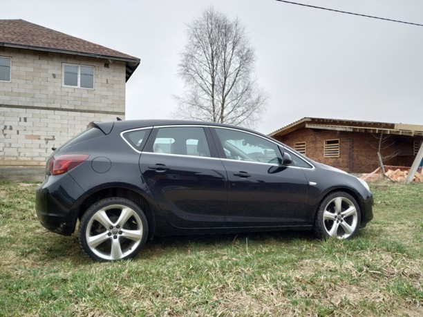 Opel Astra J, 2010 г.