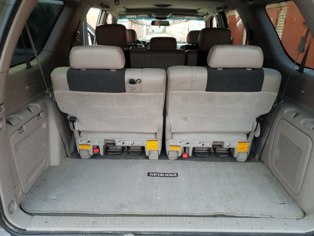 Toyota Sequoia I, 7 мест, 2002 г.