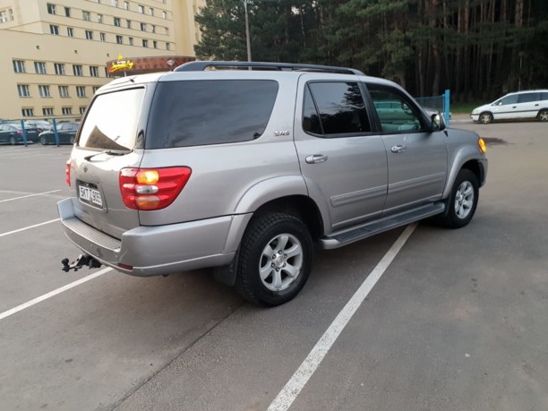 Toyota Sequoia I, 7 мест, 2002 г.