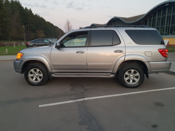 Toyota Sequoia I, 7 мест, 2002 г.