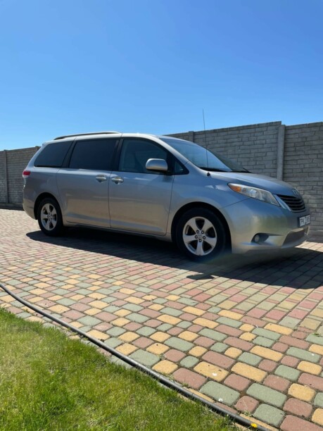 Toyota Sienna III (XL30), 7 мест, 2010 г.